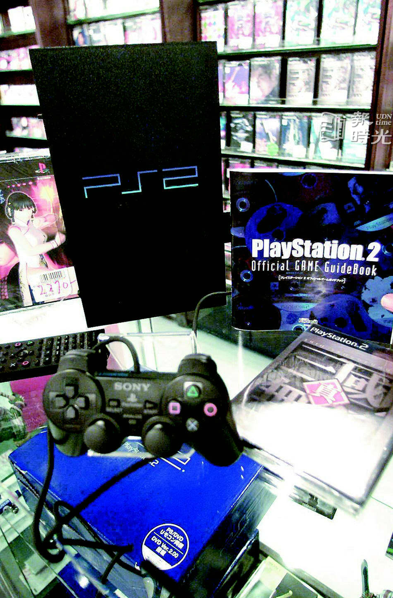 PS2遊戲主機全球暢銷，台灣進口的水貨(華彩售價18500元)連展示機都被搶購一空。圖／聯合報系資料照（ 2000/12/25　曾學仁攝影）