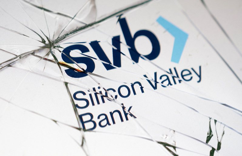 曾被《富比世》譽為年度全美最佳銀行的矽谷銀行（Silicon Valley Bank）在3月9日因前1日公告交易債券巨虧、籌資失敗，引發恐慌性擠兌。 路透