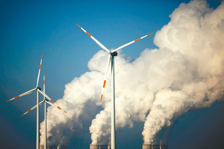 台積電昨（6）日召開股東會，總裁魏哲家表示，台積電2025年用電還會增加，將持續買綠電，激勵今儲能概念股的股價。綠電示意圖。（路透）