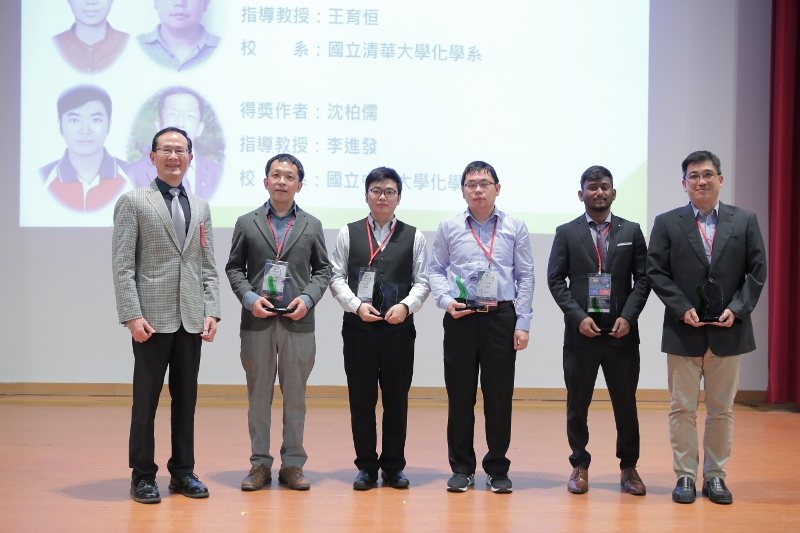「永光綠色化學研究論文獎」頒獎，永光化學總經理陳偉望（左一）與得獎的碩博士生及其...