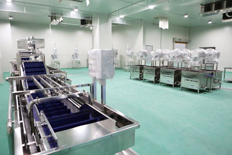 國際保鮮物流中心符合HACCP食品作業場規範，設備健全，可依產品特性提供15至-25°C不同溫層溫控，圖依序為洗選截切區（上）