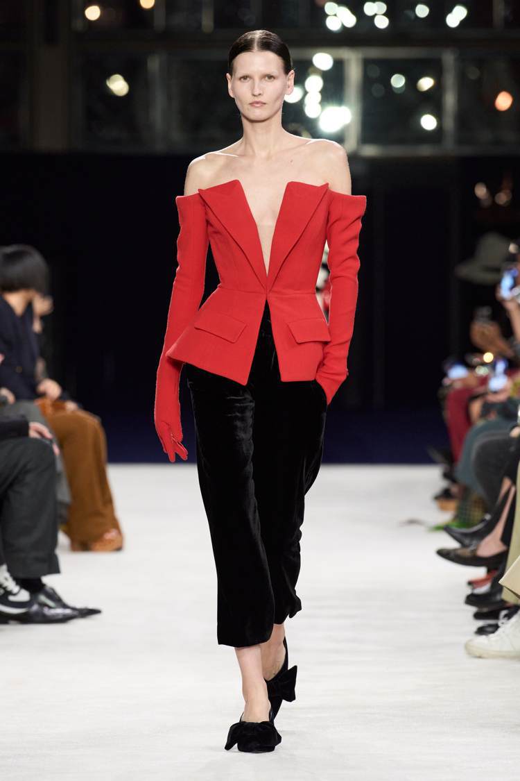 Balmain 2023由西裝外套改良而來的平口深V紅色連袖上衣，則帶人回想起Balmain過往拿手的女士雙排扣西裝。圖／Balmain提供