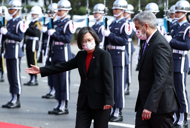蔡英文總統（左）上月才在總統府府前廣場以軍禮歡迎訪台的巴拉圭共和國總統阿布鐸，如今台巴邦交也出現危機。圖／聯合報系資料照片