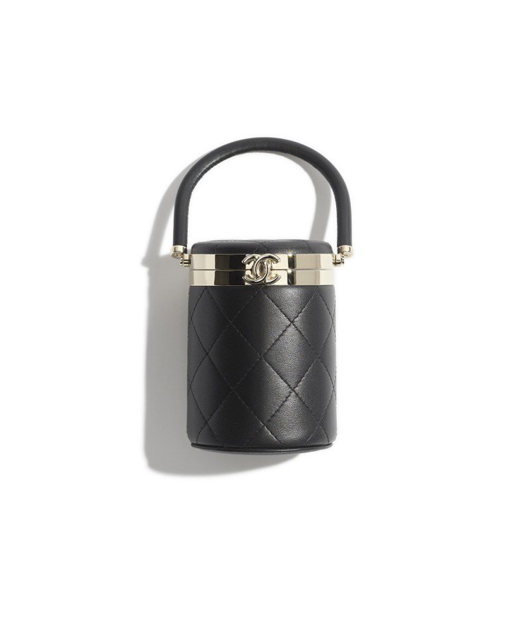黑色皮革菱格紋雙C LOGO圓筒小提包，15萬1,000元。圖／香奈兒提供