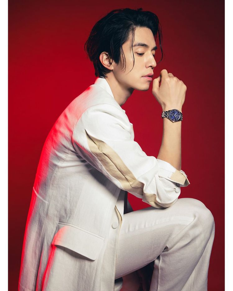 韓國男神李棟旭再度登上男裝雜誌4月號，詮釋了代言品牌TISSOT的新表款，帥出新高度。圖／摘自instagram