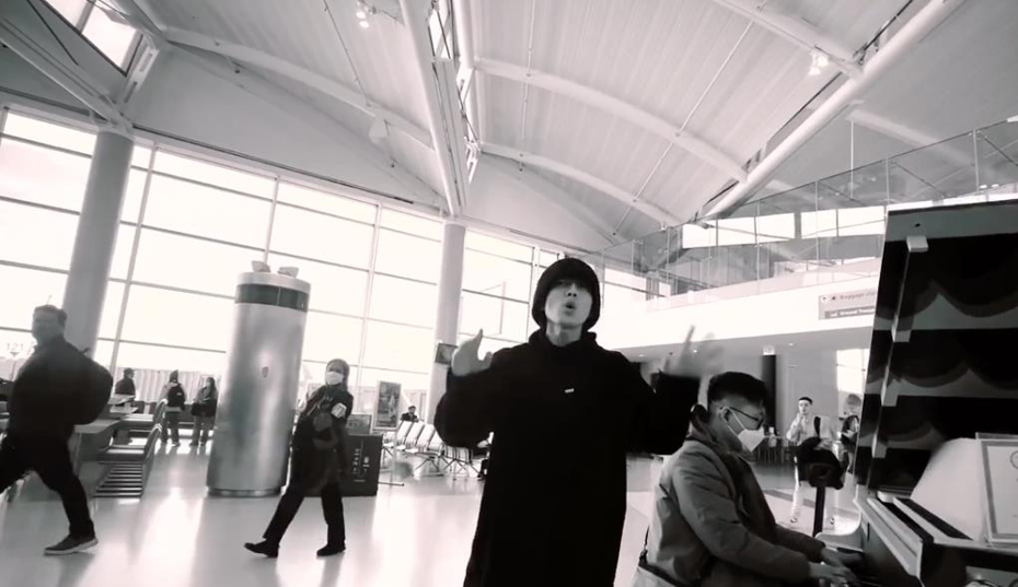 林宥嘉在國外機場即興開唱。圖／摘自IG