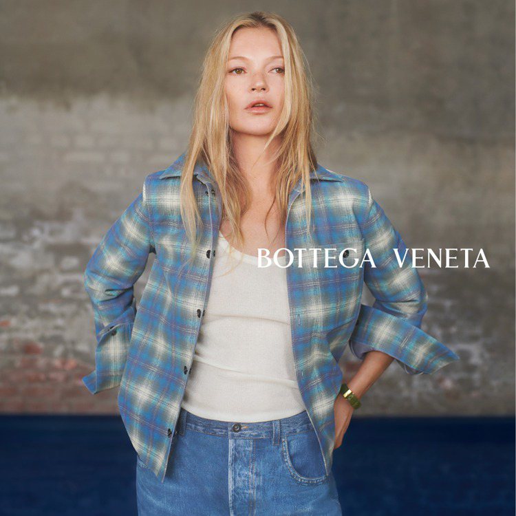 凱特摩絲為Bottega Veneta拍攝春夏形象廣告，並以格紋襯衫、白背心、牛...