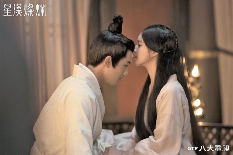 吳磊(左)和趙露思吻戲被導演要求直接親嘴。圖／八大提供