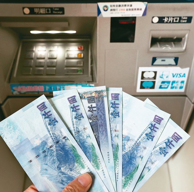 財政部昨公布普發現金規畫，若用ATM提領須認明機台有「普發現金識別貼紙」。記者侯永全／攝影