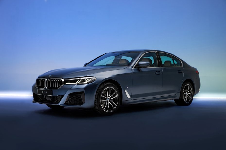 全新BMW 520i M Sport鉑金版，建議售價為新台幣299萬元，本月交車再享1年乙式全險。 圖／汎德提供