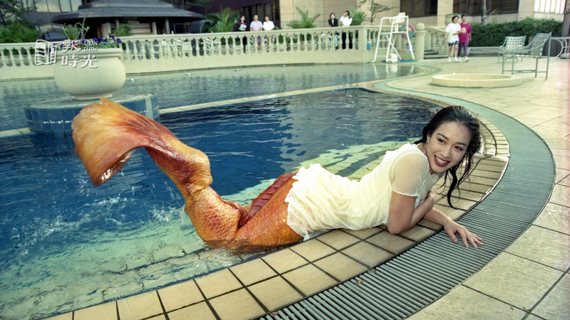 為新片「第六感奇緣」來台宣傳的鍾麗緹，換上人魚裝下水，在游泳池中自在優遊，泳姿曼妙，有如真的美人魚。圖／聯合報系資料照（1994/11/08　郭肇舫攝影）
