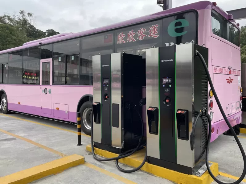 台北市首座電動公車快充充電站，可增加公車使用效率，與同業分享資源。 圖／北市交通...