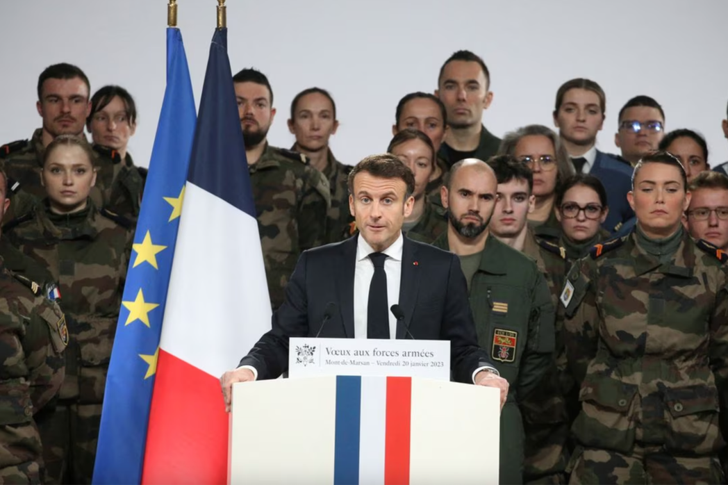 2023年1月20日，法國總統馬克宏在法國西南部的蒙德馬桑空軍基地向法國軍隊發表...