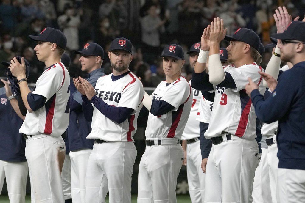 這一屆的經典賽中，日本球迷與捷克、澳洲隊超越勝負、跨越感動的紳士行為，或許正是國際棒球比賽應該要有的姿態。 圖／美聯社