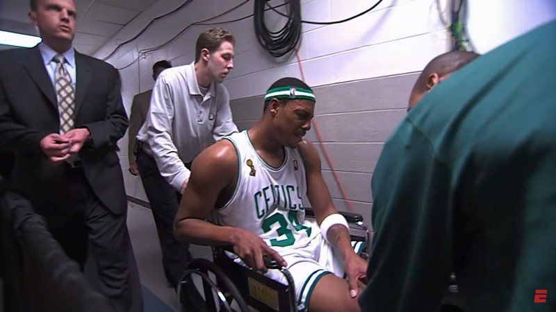 皮爾斯在當年乘著輪椅離場，卻又立刻歸來。 截自ESPN Youtube
