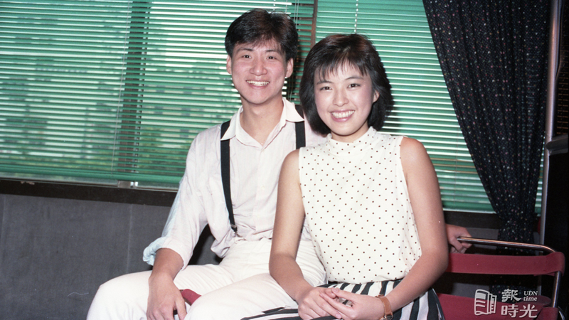 港星張學友（左）廿一日第四度返國，與女星羅美薇（右）為新片「我已成年」（痴心的我）宣傳。圖／聯合報系資料照（1986/06/21　楊士正攝影）