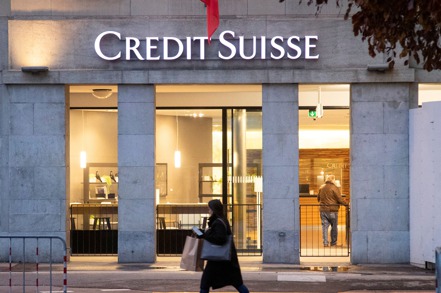 瑞信表示將向瑞士央行借款，成功暫時穩住市場信心。（路透）