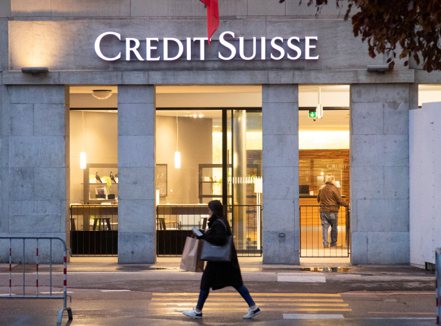 瑞士信貸集團爆發財務危機，在向瑞士央行貸款後暫時緩解。（路透）