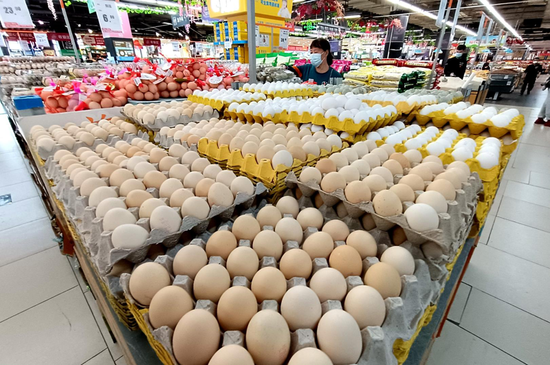 大陸目前各地雞蛋供應充裕，沒有買不到雞蛋的問題。圖為福建福州一家超市近日景象。中新社