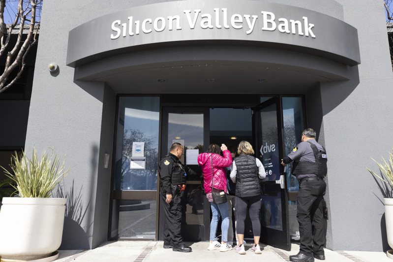 圖為存戶在矽谷銀行總部排隊等候處理他們的存款。(美聯社)