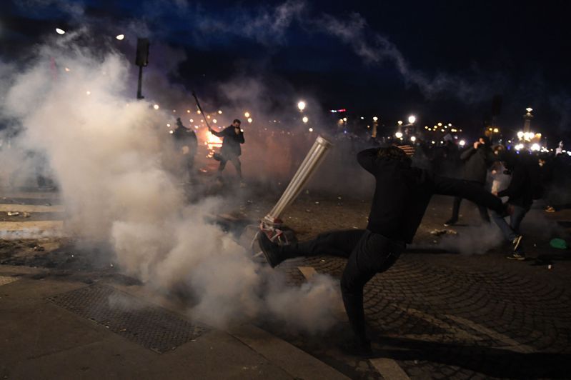 法國總統馬克宏的退休改革法案引發民眾上街頭抗議，警察也使用催淚瓦斯驅散人群。法新社