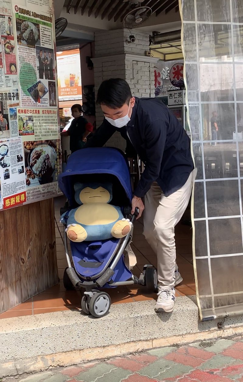 時力台南黨部辦公室主任洪國峰實際到西門圓環推嬰兒車測試，發現騎樓人行空間不平整。圖／時代力量台南黨部提供