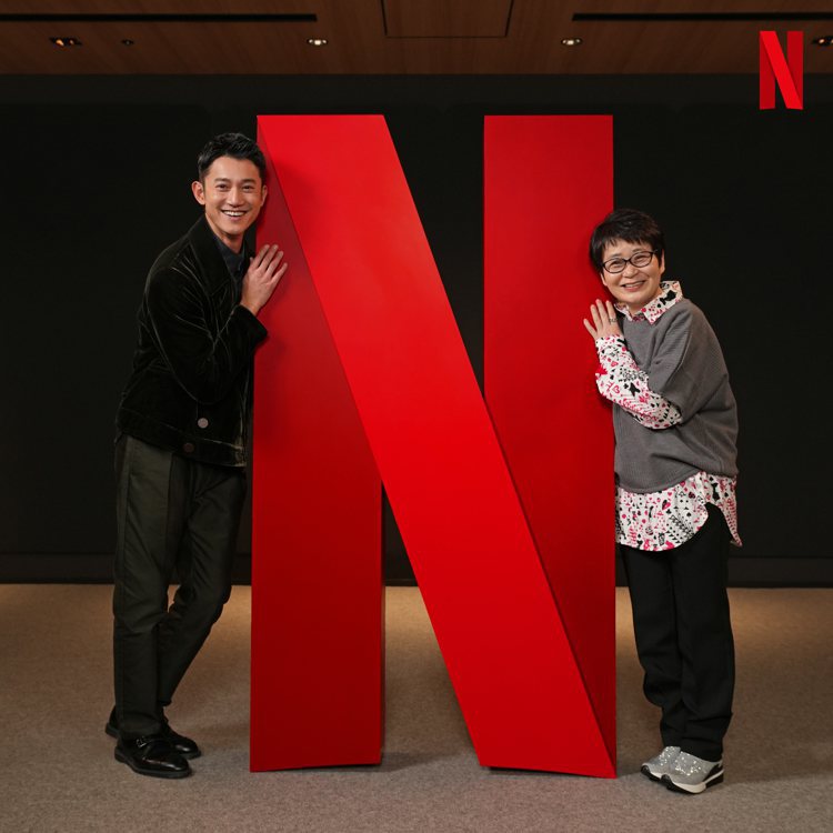 吳慷仁(左)到日本和「模仿犯」原著宮部美幸老師一起搶先看影集。圖／Netflix 提供