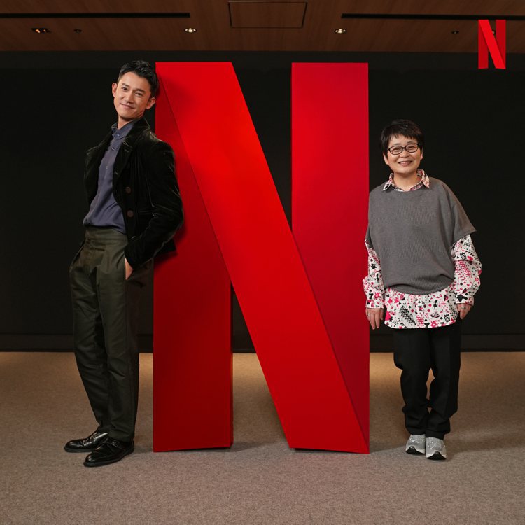 吳慷仁(左)到日本和「模仿犯」原著宮部美幸老師一起搶先看影集。圖／Netflix 提供