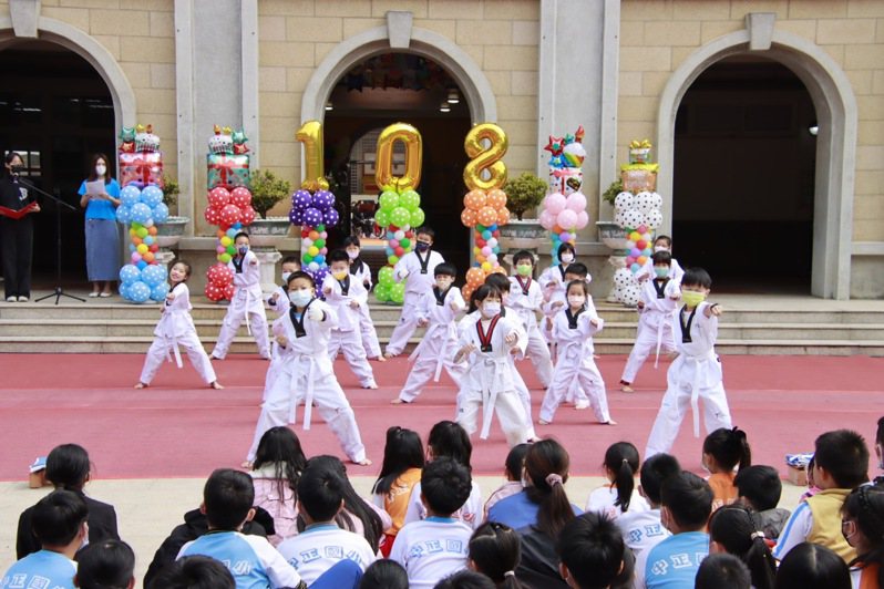 中正國小今天舉辦創校108週年校慶活動，跆拳道社團的精彩表演，贏得滿堂彩。圖／校方提供