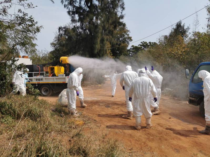 金門發現全國首例H9N2亞型低病原性禽流感，到場執行撲殺作業的人員都要徹底消毒。圖／金門縣防疫所提供