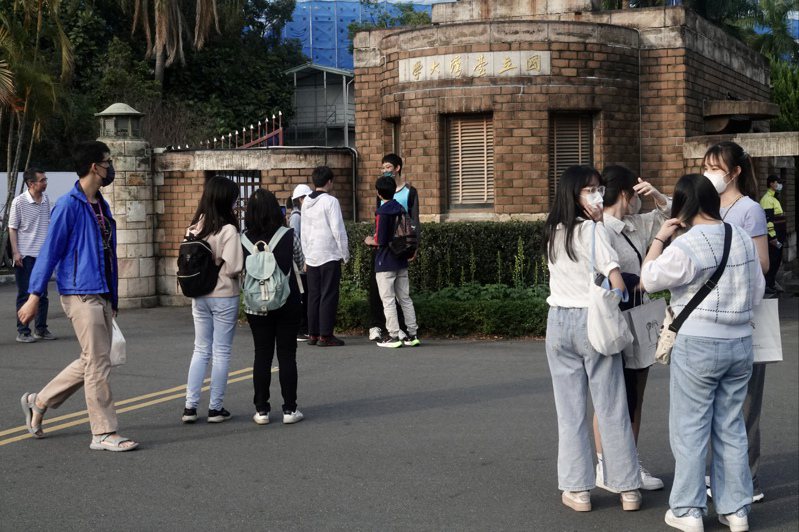 國立台灣大學曾於去年10月教務會議上決議，擬將校內碩士在職專班學位證書全面加註「在職專班」字樣，但引起在職專班在學生反彈。示意圖，非當事人。記者林俊良／攝影