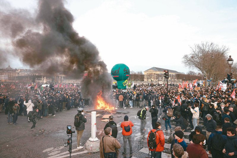 法国政府在未经国会表决下迳行通过年改法案，巴黎协和广场齐聚了大批示威者并纵火。（法新社）(photo:UDN)