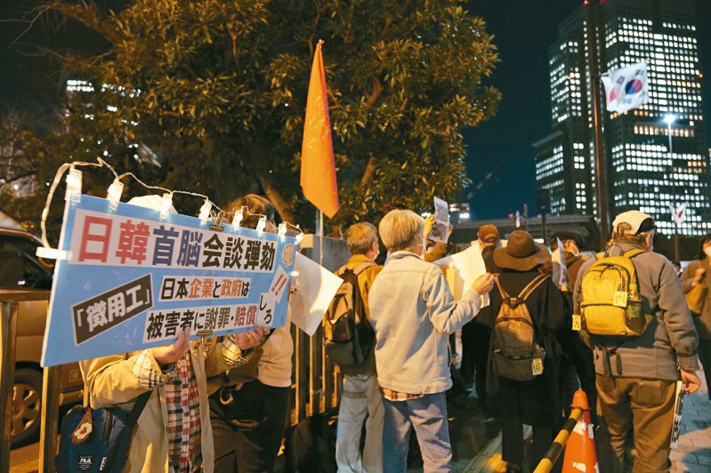 民众在日相官邸外抗议日韩高峰会，还要日本政府与企业向二战期间遭日企强征的韩籍劳工谢罪及赔偿。（新华社）(photo:UDN)