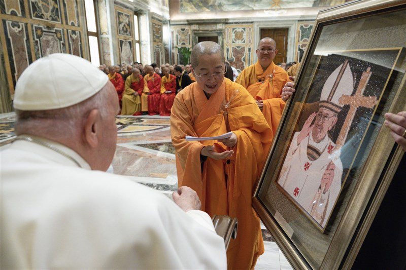 覺培法師向教宗介紹佛光山大慈育幼院孩童所製作的教宗藝術肖像。圖／梵蒂岡提供