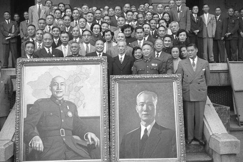 1954年3月19日，來自港澳地區的國民大會代表呈獻巨幅的時任總統蔣中正及時任行政院長陳誠的油畫像，儀式在台北賓館舉行，會後一起在戶外合影。圖／聯合報系資料照片