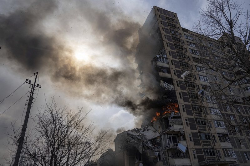 俄羅斯17日空襲烏克蘭的阿夫迪夫卡（Avdiivka），一棟大樓遇襲後毀損與起火燃燒。美聯社