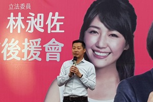 無黨籍中正萬華立委林昶佐（前）宣布不競選連任，台北市議員吳沛憶（後方看板）是目前綠營在該選區的最強人選，但因現任議員讓她的出戰有懸念。圖／聯合報系資料照片