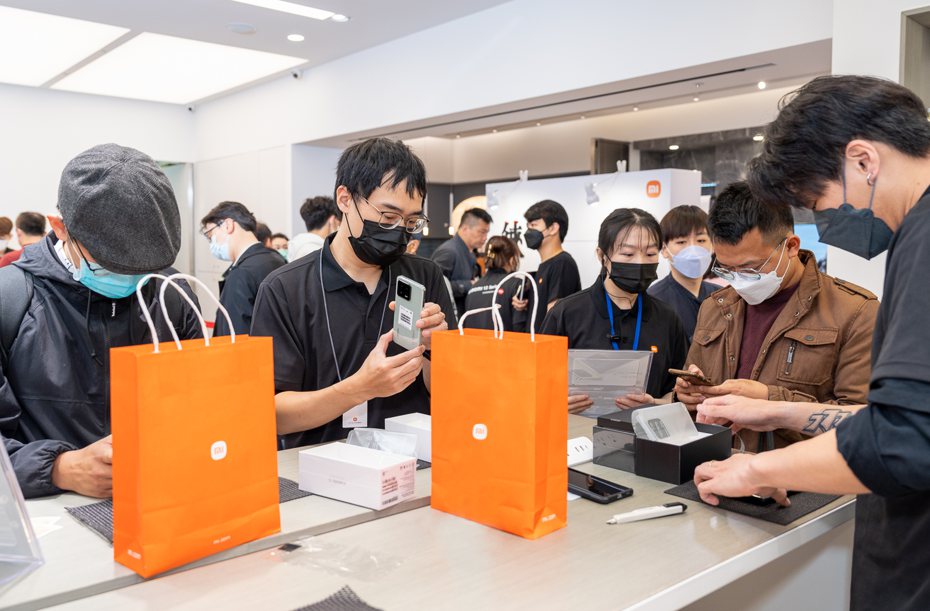 Xiaomi 13 Pro與Xiaomi 13自開放預購以來，體驗人潮突破以往，今（18）日小米之家台北信義威秀直營店現場湧入滿滿交機人潮，讓用戶親自感受徠卡原生雙畫質拍出攝影畫面。圖／小米提供