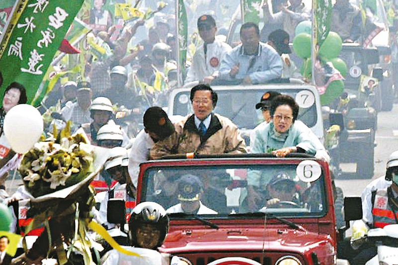 2004年3月19日，總統大選投票前一天，陳水扁、呂秀蓮乘吉普車在台南市掃街拜票，途中遭槍擊。圖／聯合報系資料照片