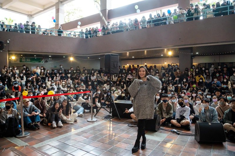 東吳校慶星光熠熠，吸引上百位學生參與。圖／東吳大學提供