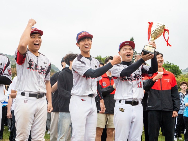 日本學生松永恒明(中)獲得大專棒球運動聯賽MVP，被封為東吳大谷翔平。東吳大學提供