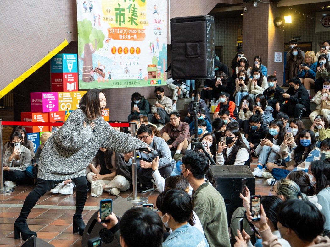 藝人閻奕格於東吳校慶開唱，與學生熱情互動。東吳大學提供