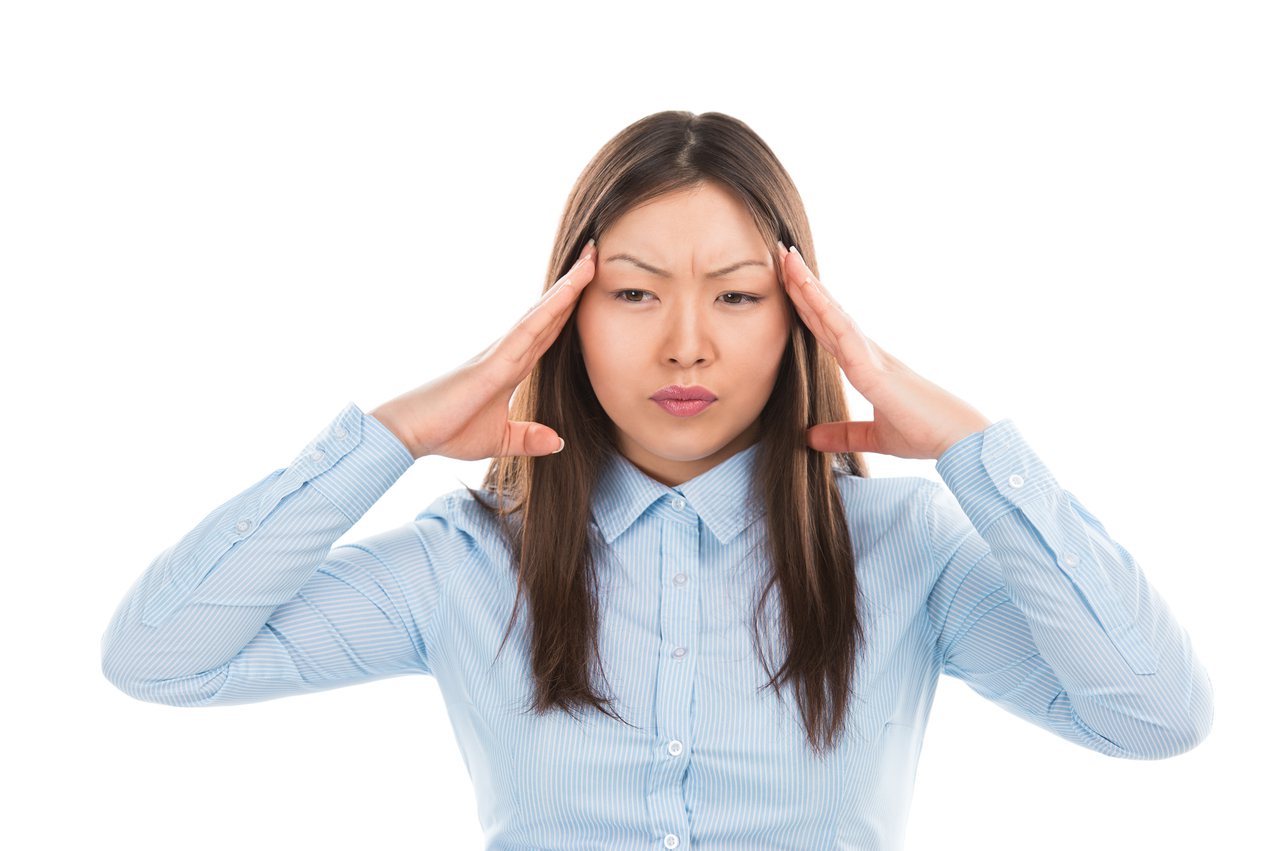 偏頭痛的常見症狀包括搏動性的抽痛、噁心、嘔吐、怕光、怕吵等，疼痛程度屬於中度至重度，容易造成患者失能，為門診中最常見的頭痛類型。