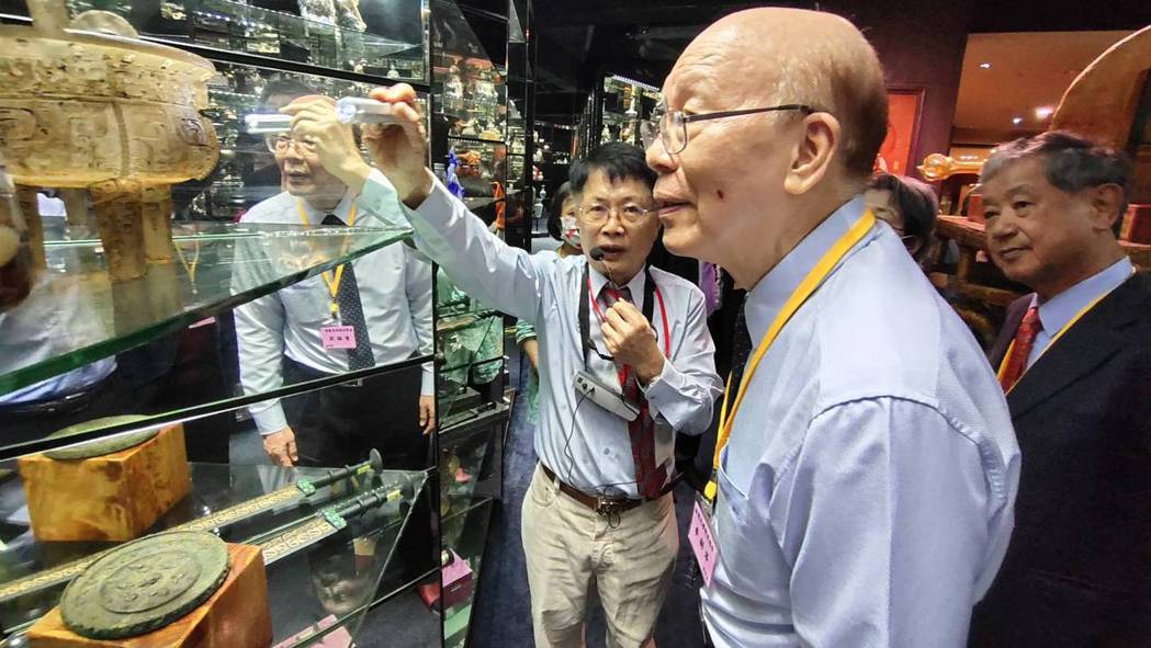 鳳妃堂時空隧道博物館創辦人暨館長葉燈輝(左)親自導覽解說。 楊鎮州/攝影