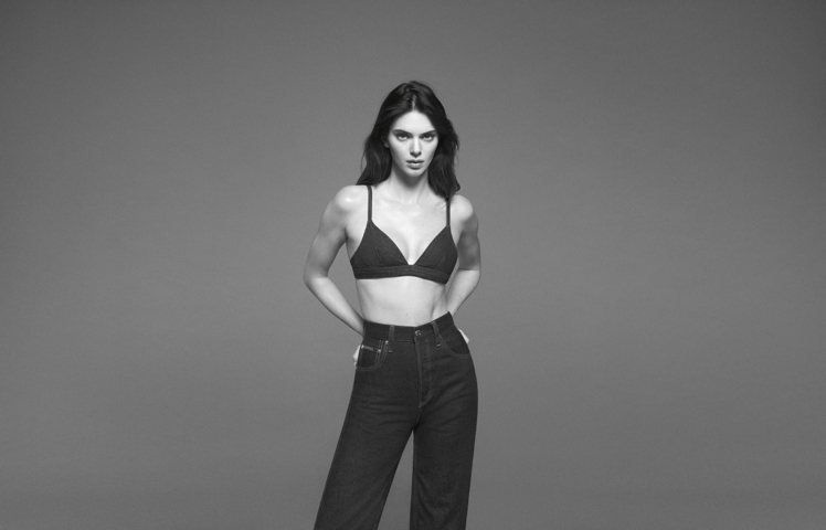 Kendall Jenner於Calvin Klein春季形象廣告，則展示了讓人...