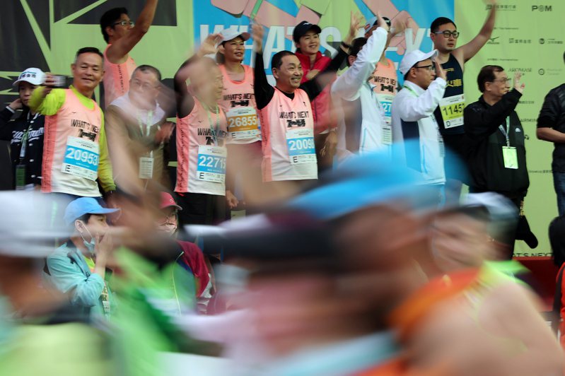 新北市長侯友宜等人今早主持2023新北市萬金石馬拉松金標章賽事鳴槍起跑儀式，表示要讓世界看見台灣原來是這麼棒，這麼好。記者許正宏／攝影