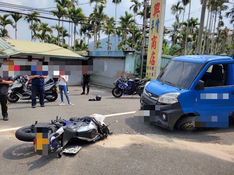 The heavy machine rider collided head-on with an illegal official car and was crushed under the car to his death.Reporter Huang Yufan / Recap