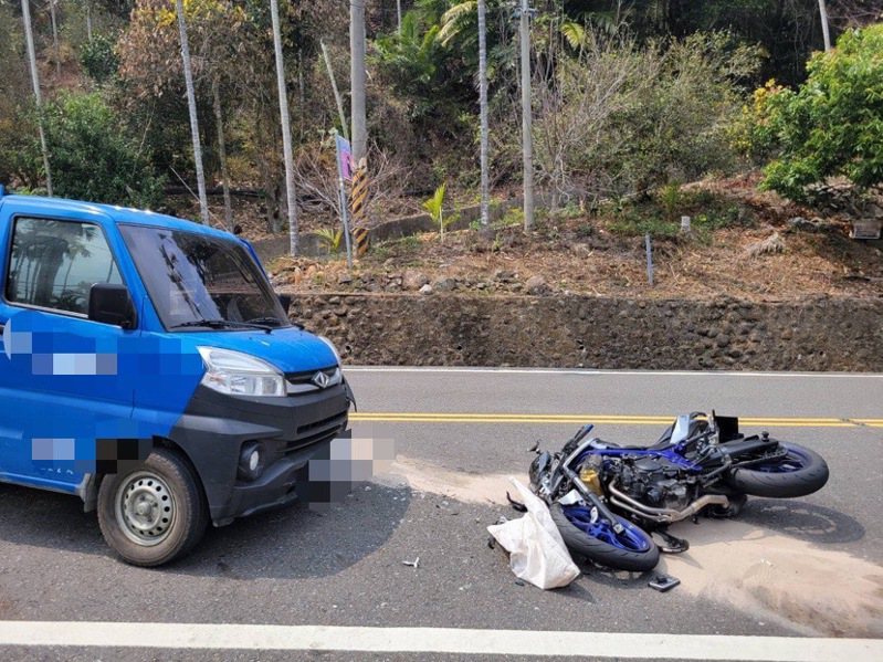 The heavy machine rider collided head-on with an illegal official car and was crushed under the car to his death.Reporter Huang Yufan / Recap
