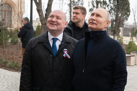 俄羅斯總統普亭(右)18日訪問克里米亞慶祝俄國兼併9周年。歐新社