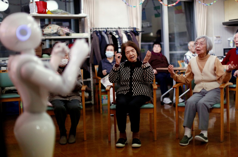 日本政府曾希望，東京新富老人之家成為全國模範，即善用Peppter之類的機器人來照顧老人。圖為2018年檔案照。路透